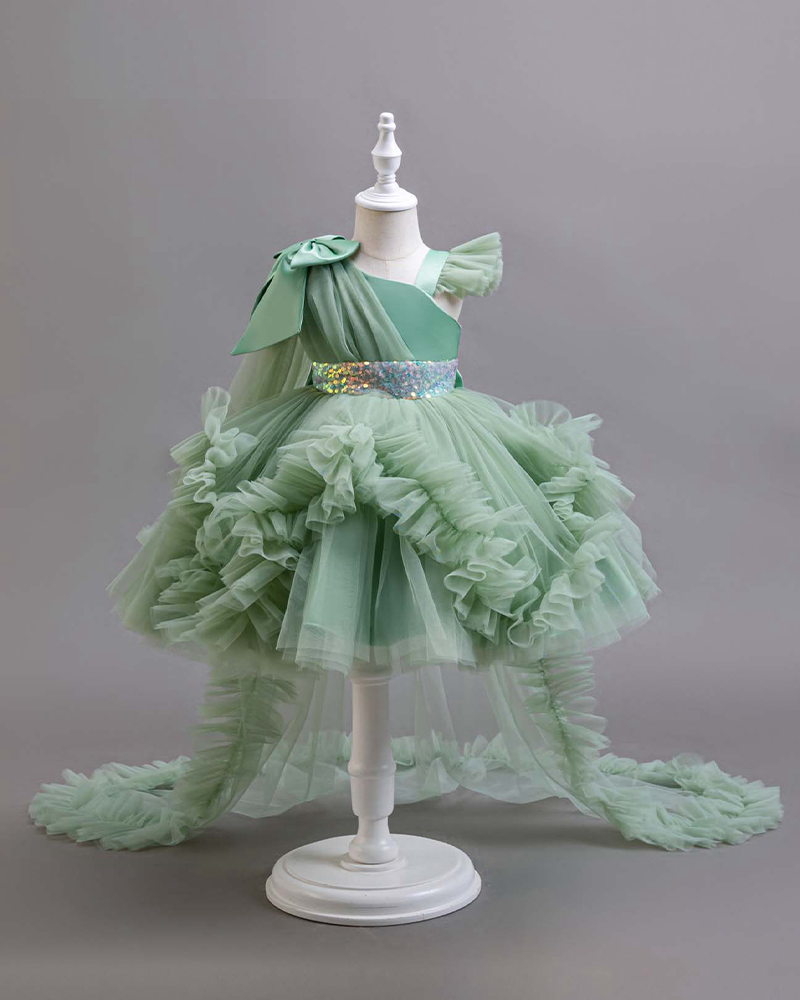 🎀Elegant Flutter: Bow-Shoulder Gown with Dramatic Train & Winged Sleeves" 👑