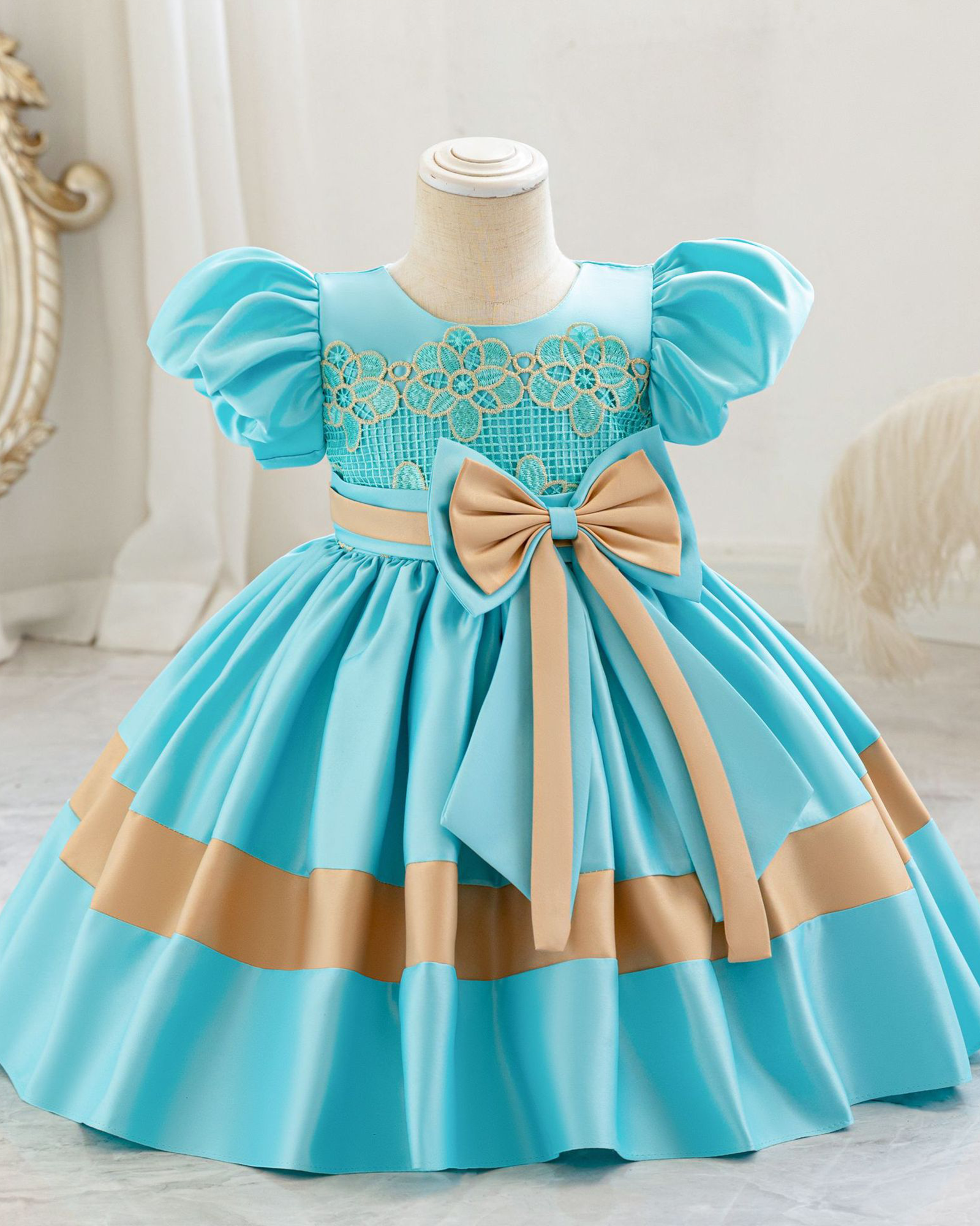 🌸Contrast Bow Princess Dress – Floral Cutout Details 🌸