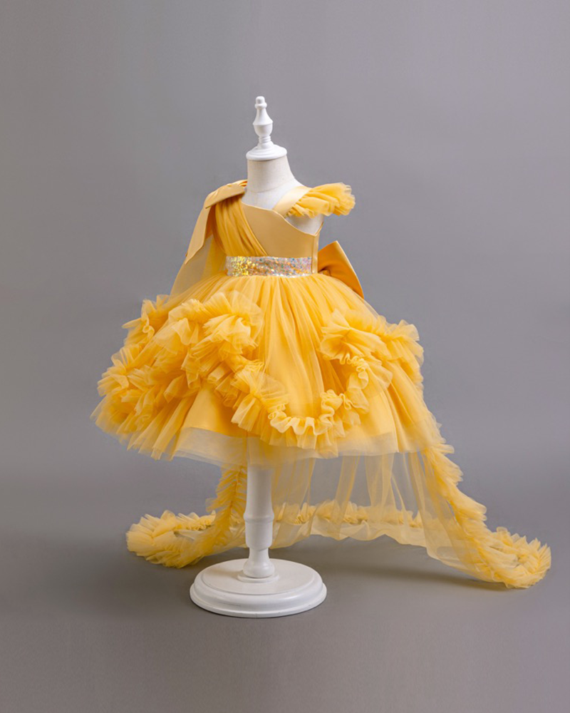 🎀Elegant Flutter: Bow-Shoulder Gown with Dramatic Train & Winged Sleeves" 👑