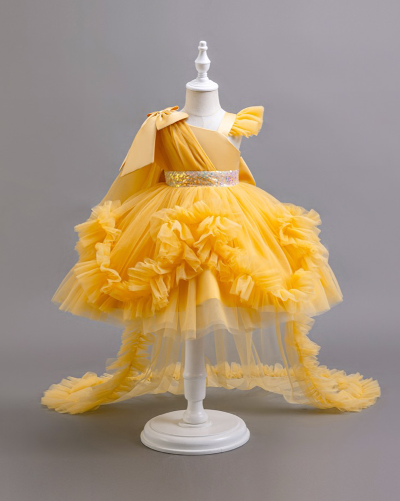 🎀Elegant Flutter: Bow-Shoulder Gown with Dramatic Train & Winged Sleeves" 👑
