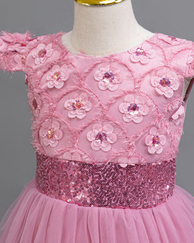 🌺Handcrafted Bloom: Delicate Tulle Gown with Artisan Floral Appliqués✨